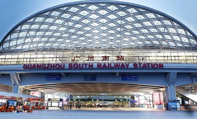 广州南站高铁灯箱广告